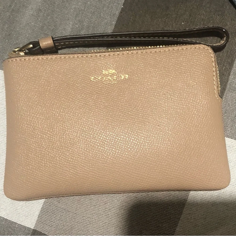 Coach - Picture 4 of 9